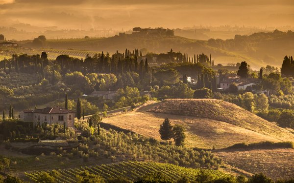 Quels sont les critères pour choisir une location de vacances en Toscane avec des ateliers de poterie et des visites de vignobles?